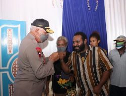 Hadiri Pelepasan Jenazah Mantan Bupati Mimika, Kapolda Papua : Almarhum Putra Terbaik Kamoro