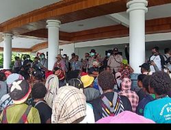 Ratusan Mama-mama Papua Demo Damai di Kantor DPRD Mimika