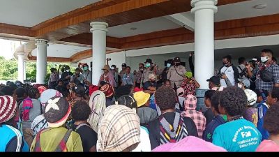Ratusan Mama-mama Papua Demo Damai di Kantor DPRD Mimika
