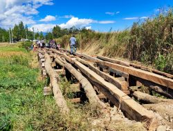 Warga Bangun Jembatan Swadaya Tanpa Bantuan Dana Desa