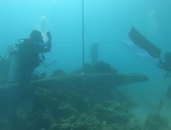 Biak Divers Community Bentangkan Merah Putih di Dasar Laut