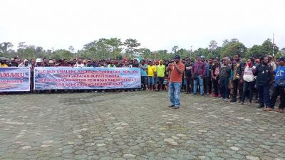 Diduga Gelapkan Dana Wartsing, Masyarakat Demo Nonjobkan Bupati Eltinus Omaleng