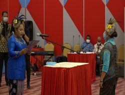 Ketua Dekranasda Provinsi Lantik Ketua Dekranasda Kabupaten Jayawijaya
