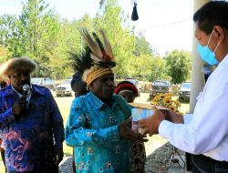 Bupati Jayawijaya Bantu Dana Pembangun Gereja Kingmi Jemaat Pniel Tulem