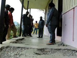 Lantai Teras Ruang Kelas SMA Advend Sogokmo Rusak