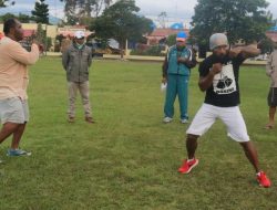 Dua Petinju Jayawijaya Latihan Perkuat Fisik