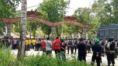 Polisi Bubarkan paksa Aksi Demo Tolak Otsus