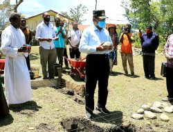 Bupati Jayawijaya Letakan Batu Pertama Pembangunan Pastori Kring Santo Petrus Yumugima