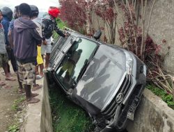 Mobil Hilux Berenang Dalam Parit