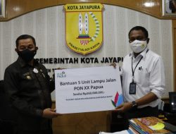 Dukung Gelaran PON XX Papua, PLN Berikan Bantuan 5 Unit Lampu Penerangan Jalan