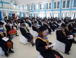 STKIP Abdi Wacana Wamena Wisudakan 102 Sarjana Guru Terbaik