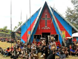 Wabup Apresiasi Kemandirian Warga Kampung Wuroba Untuk Membangun Gedung Gereja