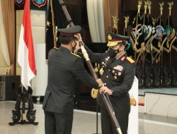 Jenderal Idham Azis Serahkan Panji Polri Tribrata ke Jenderal Listyo Sigit