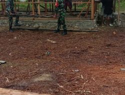 Bantu Bangun Rumah Warga, Babinsa 04 Tiom Mendapat Apresiasi Dari Waga