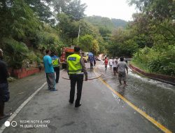 Polisi, Pemadam Kebakaran dan Warga Bersihkan Solar Yang Tumpah Dijalan Raya Skyline