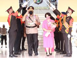 Paulus Waterpauw Menangis Tinggalkan Polda Papua