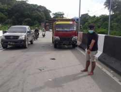 Pengemudi Truck dan Penumpangnya Ditabrak Avanza Saat Perbaiki Knalpot
