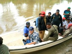 Jembatan Penghubung Antar Kampung Belum Ada, Wakil Bupati Terpaksa Gunakan Perahu Speed Boat