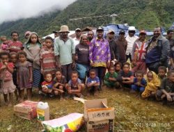 Wabup Esau Tinjau dan Bantu Korban Bencana Longsor di Distrik Suntamaun Yahukimo