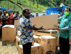 Bupati Bantu Alat Musik Kepada Pemuda Dua Kampung di Distrik Assotipo