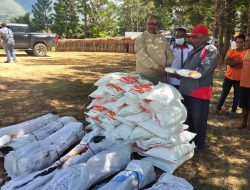 Dukung Semangat Warga Berkebun, Wakil Bupati Bantu Alat Kerja