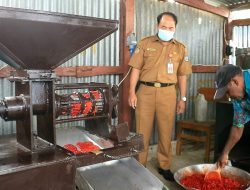 Kelola Usaha Sejak 2007, Kini Miliki Mesin Pemeras Buah Merah Hasil Swadaya