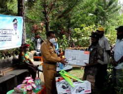 Bupati Jayawijaya Salurkan Bantuan Alat Kerja Bangunan Bagi Pemuda Distrik Wollo