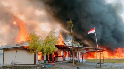 Tak Terima Putusan MK, Massa Erdi-John Bakar Sejumlah Fasilitas Pemerintah
