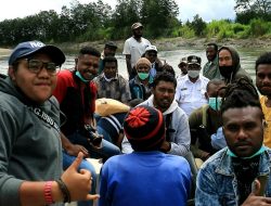 Wakil Bupati Pantau Pustu Kampung Jumugima Gunakan Speed Boat