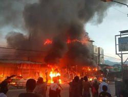 Sijago Merah Lahap Belasan Tempat Usaha Di Pasar Lama Abepura