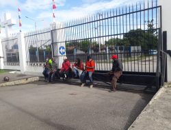 Tagih Janji Bupati, Kontraktor OAP Palang Pintu Pagar Kantor Otonom