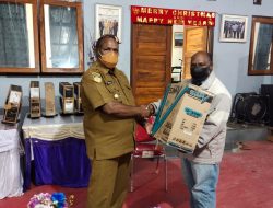 Wakil Bupati Jayawijaya Serahkan Bantuan 5 Unit Komputer Kepada Sekolah Alkitab Wollo