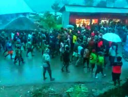 Masyarakat dan Kepala Kampung Palang Bank Papua Tolikara