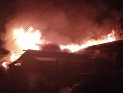 Diduga Konsleting Listrik, Belasan Kamar Kost di Jalan Baru Tobati Hangus Terbakar