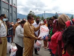 Selain Bantuan Uang, Warga Kategori Kemiskinan Ekstrim Terima Beras 15 Kilo