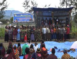 Kaum Wanita GIDI Jemaat Pos PI Galilea Gelar Natal Bersama