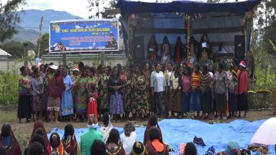 Kaum Wanita GIDI Jemaat Pos PI Galilea Gelar Natal Bersama