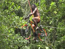 Bupati Jayawijaya Resmikan Wisata Outbond Sepeda Layang