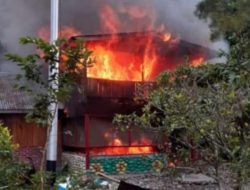 Perang Antar Warga, Sejumlah Rumah Terbakar, Warga Wesakma Mengungsi