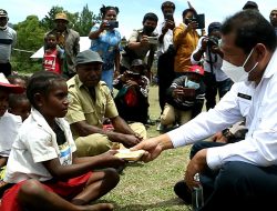 Diskusi Dengan Siswa SD YPPK Mulima, Bupati Spontan Bantu Berikan Dana Beli Buku