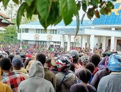 Tolak DOB Provinsi Peguteng, Ribuan Masyarakat Penuhi Halaman Kantor DPRD Jayawijya