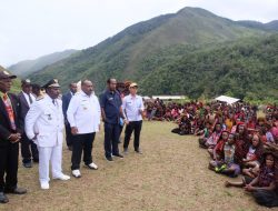 Bupati Didimus Sapa Masyarakatnya di Distrik Werima