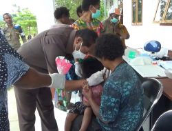 Anak dan Balita di Distrik Siepkosi Terima Imunisasi
