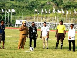 Wabup Esau Buka Turnamen Sepak Bola Komunitas Pelajar Mahasiswa Yahukimo