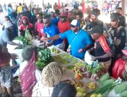 Sidak Pasar Kobakma, Bupati RHP Borong Dagangan Pedagang