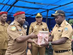 Di Wilayah Kurima Wabup Esau Serahkan Dana Desa Untuk 38 Kampung
