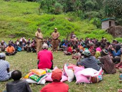 Wabup Esau Serahkan Bantuan Kepada Korban Longsor di Distrik Lolat