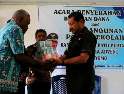 Bupati Jayawijaya Serahkan Bantuan Dana Kepada SMA Advent Sogokmo