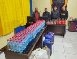 Jelang Akhir Tahun, Polres Jayawijaya Berhasil Sita dan Musnahkan Ratusan Botol Minuman Keras