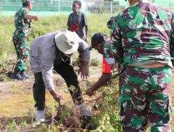 Kodim 1702 Jayawijaya Bersihkan Lapangan Pendidikan Wamena
